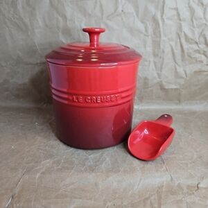 Le Creuset Dog/Cat Pet Food Container with Scoop  1.9 L Airtight Lid Classic